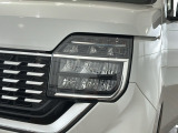 LEDヘッドライトは、点灯の瞬間から最大光量を発揮し、突然暗くなるトンネルなどでの安定感を高めます。