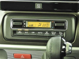 オートエアコンを装備しておりますので、四季を通じて車内を快適な温度に保つことが出来ます!高級感が有りますね!