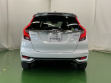 後席の窓には外から車内が見えにくくなるプライバシーガラスを採用。周りを気にせずリラックスして過ごせます