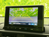 後方確認をサポートするモニター。駐車時の安全性を高め、狭い場所でもスムーズな運転をアシストします。ガイドライン表示で、より正確な駐車が可能です。