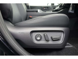 運転席にはパワーシートが付いております。パワーシートは指先1つで操作出来るためチカラの弱い女性の方でもシートに座ったまま操作出来ます♪