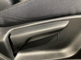 運転席にはドライバーの体型や好みに応じて前後方向だけでなく、高さの調整ができるシートリフターを装備!