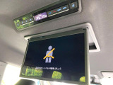 【フリップダウンモニター】大画面モニターで後席でもエンタメをお楽しみいただけます。小さなお子様にも大人気の装備です♪