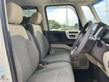 運転席はゆったりとしたスペースを確保。長距離移動でもリラックスして過ごせます。家族や友人と快適なドライブを楽しめます。