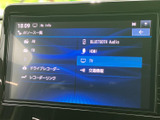 ラジオ、CD、Bluetoothなど、多彩な音源に対応。クリアなサウンドで、車内空間を音楽で満たします。多様なソースを楽しめます。