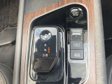 e-POWER独自のシフトノブ☆指先でシフトを動かす感覚はスムーズで気持ちいいですよ☆