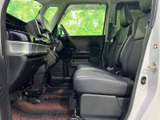 運転席からの視界も良好で、運転に集中できます。操作しやすい配置で、スムーズなドライビングをサポートします。快適な運転環境です。