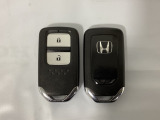 スマートキーを装備しています。鍵を差し込むことなくドアロックの開け閉めと、スタートボタン操作でのエンジンスタートができます。スペアキーも同じものを用意しております。