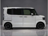 後ろが両側スライドドア(両側とも電動タイプ)です!スライドドアのお車ですと、狭いスペースでも乗り降りしやすいです。