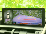 駐車時の安全性を高めるバックモニター。狭い場所でもスムーズに駐車できますので、運転に自信がない方にもおすすめです。