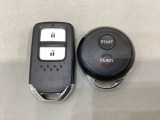スマートキーを装備しています。鍵を差し込むことなくドアロックの開け閉めと、スタートボタン操作でのエンジンスタートができます。加えて、純正リモコンエンジンスターター用の操作キーもついています。