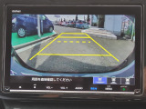 目安となるガイドライン付きのバックカメラを装備しているので、慣れない場所での車庫入れも安心です。