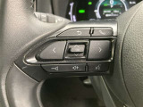 運転中、オーディオの操作をしてて、ハッとしたことはありませんか?ステアリングスイッチは、運転中でもハンドルでオーディオの操作が可能です。安全なドライブをサポートします。