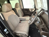座面も厚みがあり背もたれも高く、広い足元にゆったり座れるシートです。運転席と助手席の間が空いている為、助手席側への移動がスムーズです。交通量の多い道でも助手席側から乗り降りができます。