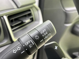 操作しやすいウインカーレバーで、安全な車線変更をサポート。直感的な操作感で、スムーズな運転をアシストします。オート機能も搭載しています。