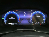 とっても見やすいメーターです。夜間時はラグジュアリーな気分にさせてくれる照明が魅力ですので、夜のドライブも楽しみになりますよ♪