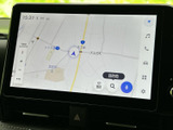 見やすい地図表示で、目的地まで迷わずに到着できます。渋滞情報もリアルタイムで表示し、スムーズなルートを案内します。