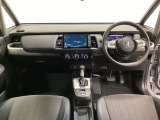 車内は光触媒抗菌消臭施工済です。インパネ周りはスタイリッシュなデザインで機能や装備も充実しています。グローブボックスやカップホルダーのほかにトレーなどたくさんの収納スペースが付いています。