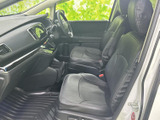 運転に集中できる、機能的なコクピット。操作しやすい配置で、快適なドライビングをサポートします。広々とした空間も魅力です。