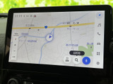 高精細な地図画面で、目的地までスムーズに。周辺情報もわかりやすく表示され、運転をサポートします。渋滞情報も確認可能です。