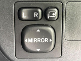 【電動格納ミラー】サイドミラーは電動格納式となっており、狭い駐車場でもキズがつくリスクを抑えられます。