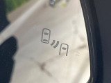 【ブラインドスポットモニター】走行中、ドアミラーの死角になりやすい箇所に後続車が接近するとサイドミラーのレンズに警告を表示!ドライバーに注意喚起をしてくれます。