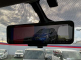インテリジェント ルームミラーは、車両後方のカメラ映像をミラー面に映し出すので、車内の状況や、天候などに影響されず、いつでもクリアな後方視界が得られます