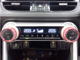 左右独立オートエアコンで夏も冬も快適な車内空間を。