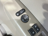 狭い駐車場で便利な電動格納ドアミラーが付いています。