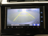 【バックカメラ】シフトを「R」の位置に入れると、自動的に画面がカメラ映像に切り替わり後方の視界をサポートする必須装備です!