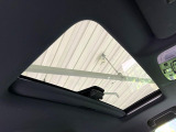 【サンルーフ】開放感たっぷりの希少装備、サンルーフが装着されています!車内に明かりを取り入れたり景色を楽しむ以外にも、車内の空気も簡単に換気できて快適です!