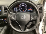 ハンドルにHondaセンシング系のクルーズコントロールやレーンキープアシストなどのスイッチと、オーディオの操作スイッチが装備されています。ハンドルから手を離さず安全に操作できます。