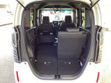 後席は分割可倒式で、用途に合わせてアレンジ可能。荷物の量や乗車人数に応じて柔軟に使える便利なシートです。