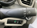 操作しやすい位置に配置されたウインカーレバー。スムーズな操作で、安全な車線変更をサポートします。夜間でも視認しやすい設計です。