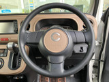 握りやすいステアリングは、長距離運転でも疲れにくい設計です。操作性も高く、スムーズな運転をサポートします。