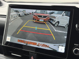 駐車時の安全性を高めるバックモニター。狭い場所でもスムーズに駐車できます。ガイドライン表示で、距離感も掴みやすいですね。