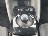 手のひらで包むようにして、手首を軽く動かすだけでシフトできる、マウス感覚の電制シフト☆