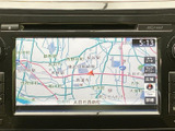 見やすい地図画面で、目的地へのナビゲーションをスムーズに行えます。運転に集中できる環境をサポートします。