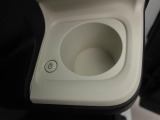カップホルダーは運転席や助手席からちょうど手の届く位置です!!