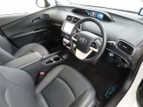 シンプルで使いやすいデザインの運転席です。
