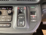 ワンアクションでスムーズな運転を支援する、エレクトリックギアセレクターに、パーキングブレーキは、電子制御パーキングブレーキです。