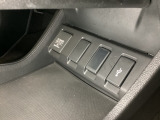 アクセサリーソケットはUSBのアダプターなどをつければ、スマホの充電にも使えます。横にはナビゲーション用の外部入力可能なUSB端子がついており、周辺には物が置けるトレーがついています。