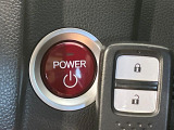 【Hondaスマートキー】カバンやポケットに入れたままでもドアの施錠・解錠が可能なスマートキーを装備。エンジンのオン・オフ時もカギを取り出す必要が無いからとっても便利です♪