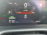 見やすいスピードメーターと中央にはモニターがあり車の設定やタイヤのアングル確認もできます!!