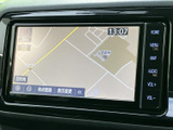 鮮明な地図表示で、目的地までの道案内をサポート。運転に集中できる分かりやすい情報表示が魅力です。
