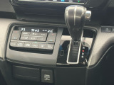 運転席より操作性の良いシフトレバーと、オートエアコンのスイッチ等の画像です。