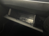 【グローブボックス】車検証、サングラスやCDなど小さい荷物が収納できるので車内を綺麗に整頓できますね。