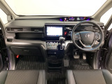 車内は光触媒抗菌消臭施工済です。スタイリッシュなデザインでスポーティなインパネ周りを演出します。グローブボックスやカップホルダーのほかにトレーなどたくさんの収納スペースが付いています。
