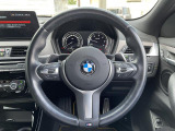 BMWのステアリングのリムは、一般的なものより少し太めにデザインされています。 これはタイヤやステアリングシャフトなどを介して伝わる路面からの入力を、しっかりと把握するためです