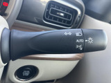 操作しやすいウインカーレバーは、スムーズな車線変更をサポート。オート機能も搭載で、運転の負担を軽減します。安全運転に貢献します。